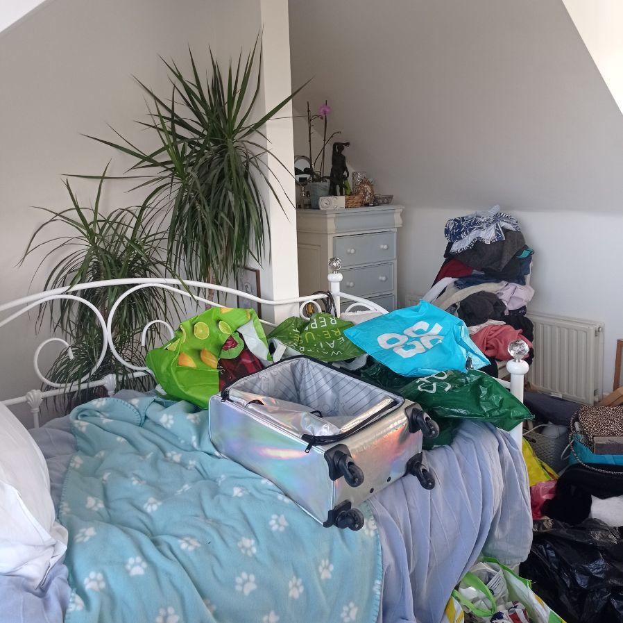 bedroom-clutter
