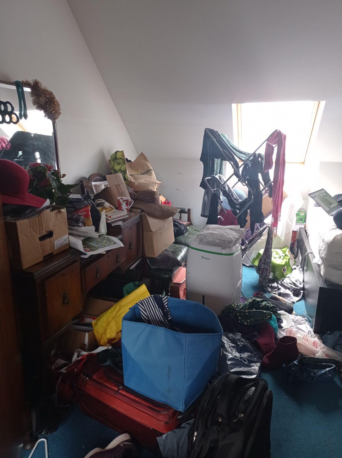 cluttered-bedroom