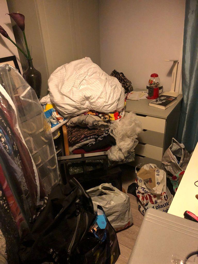 cluttered-bedroom